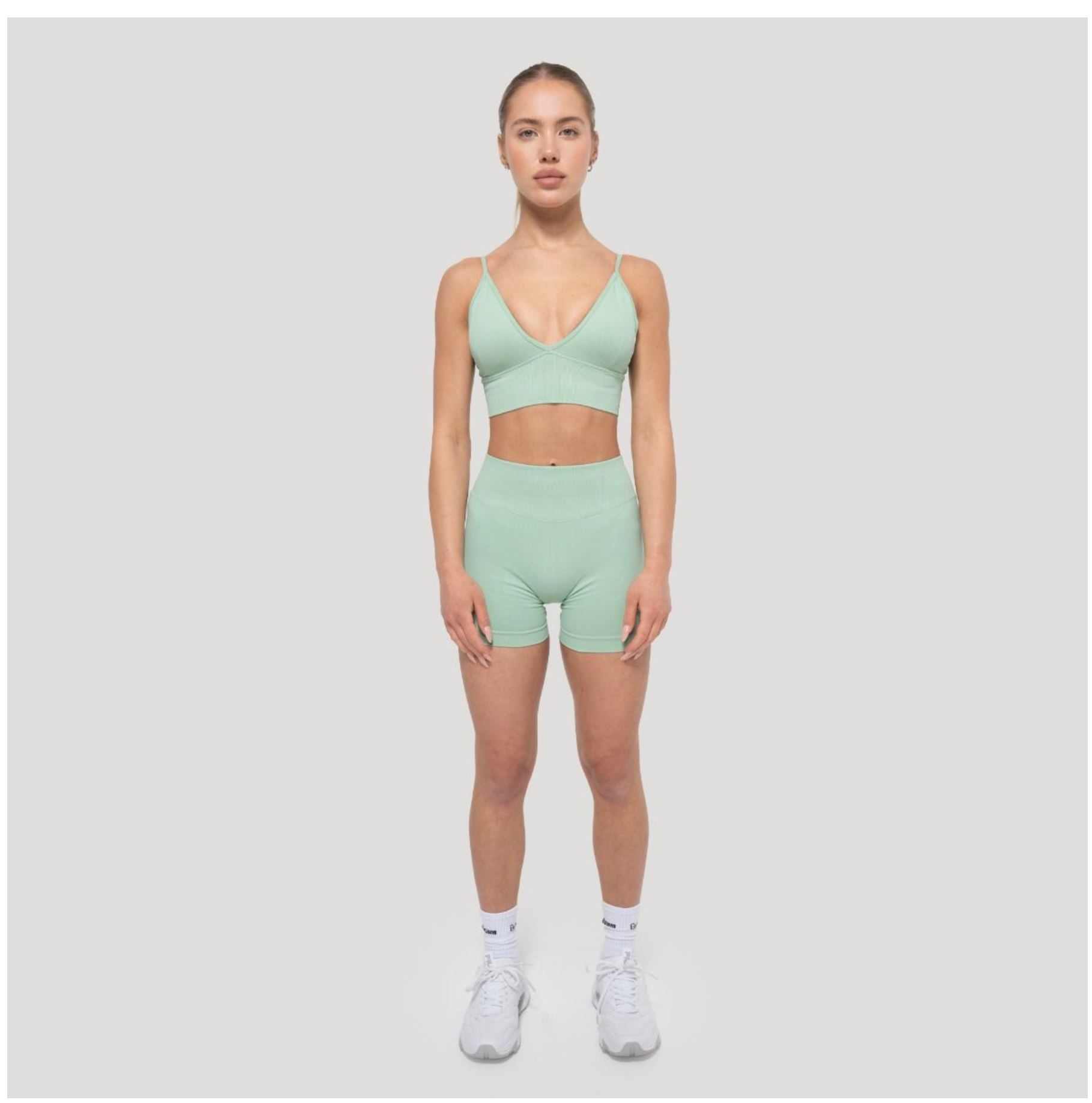 GymBeam LUMA Shorts Sportshorts für Frauen nahtloses Design Scrunchshorts Pistachio Gr. S