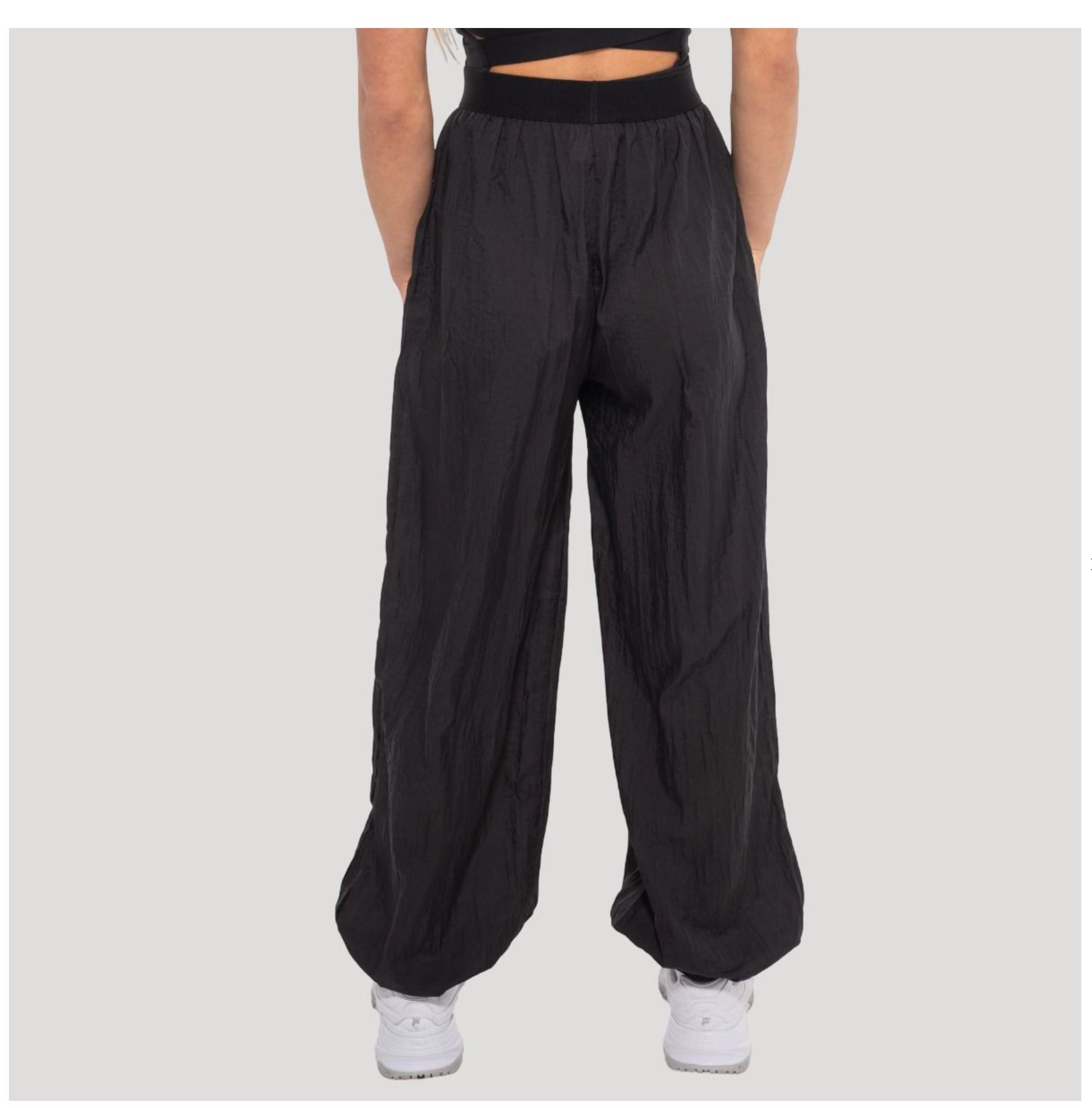 GymBeam FLOW Oversize Damenhose schwarz transparentes Design Sporthose luftig locker Gr. M