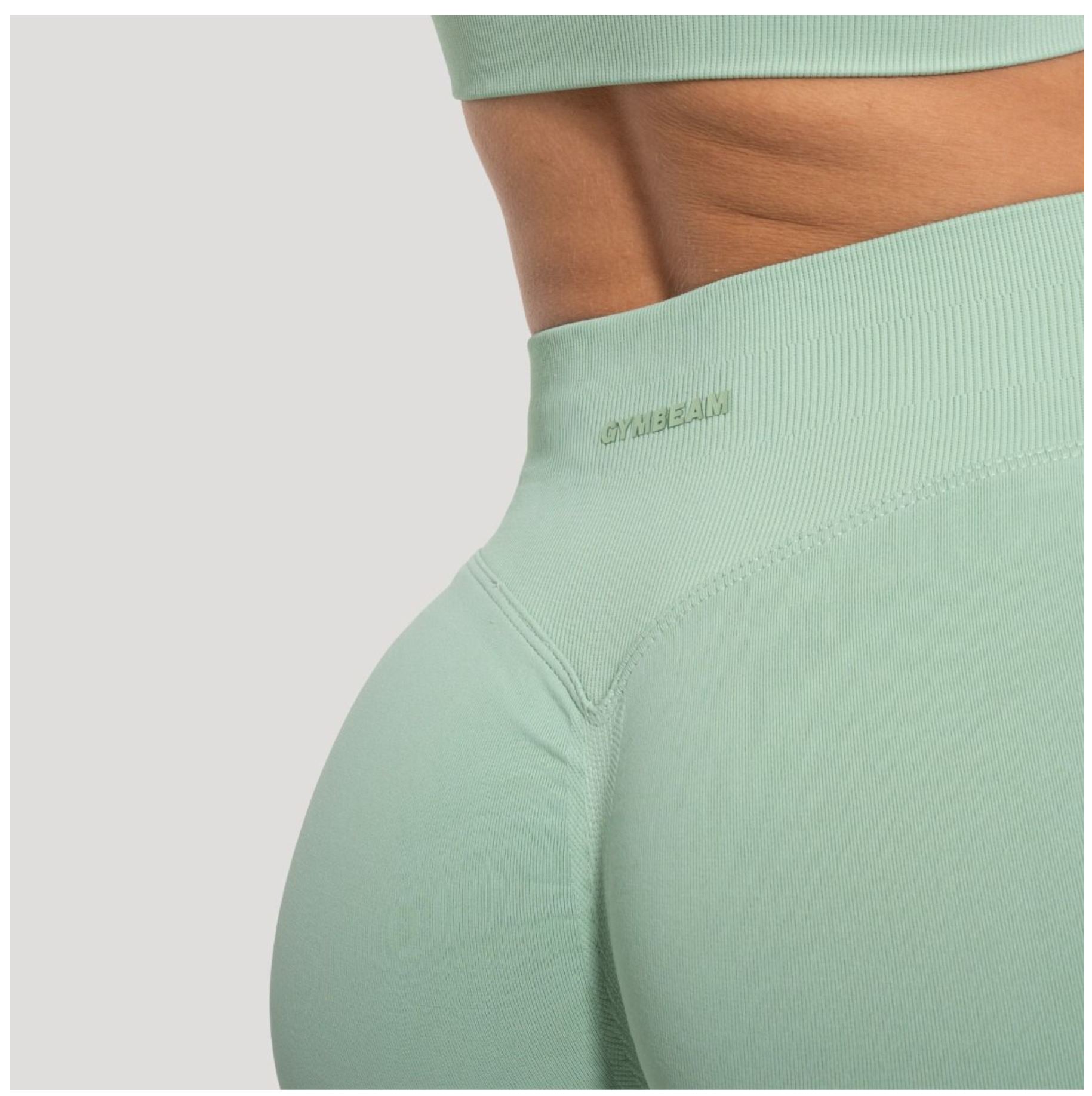 GymBeam LUMA Shorts Sportshorts für Frauen nahtloses Design Scrunchshorts Pistachio Gr. S