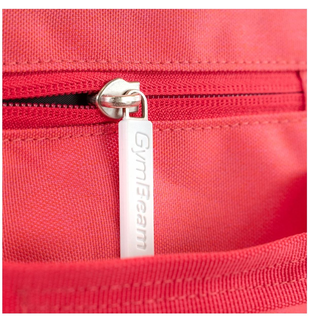 GymBeam BAE stylische Sporttasche in Pink Trainingstasche für Fitnessstudio & Reisen 30 Liter