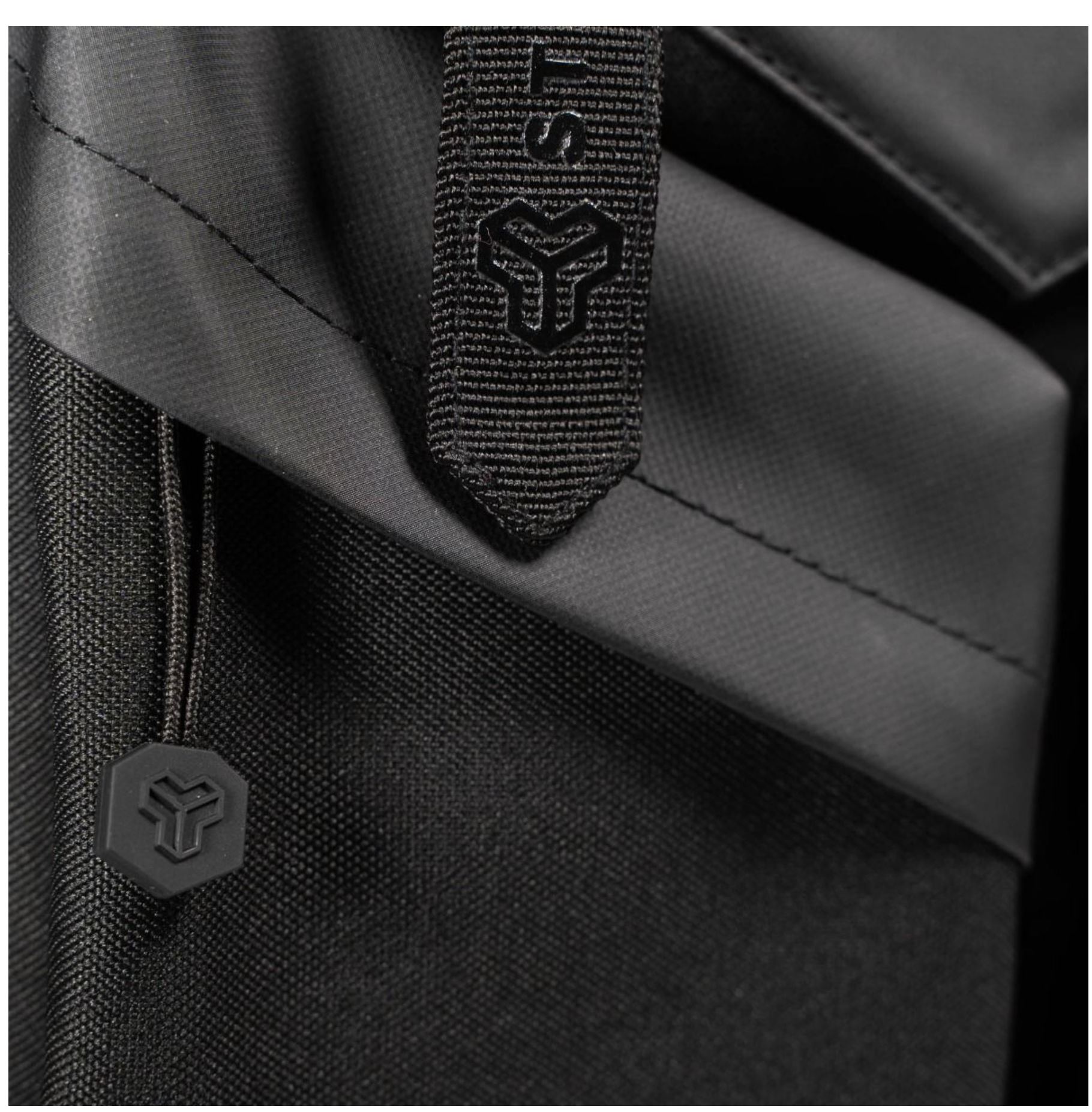 STRIX Rucksack STELLAR mit wasserdichter Hülle Sportrucksack gepolstert & atmungsaktiv