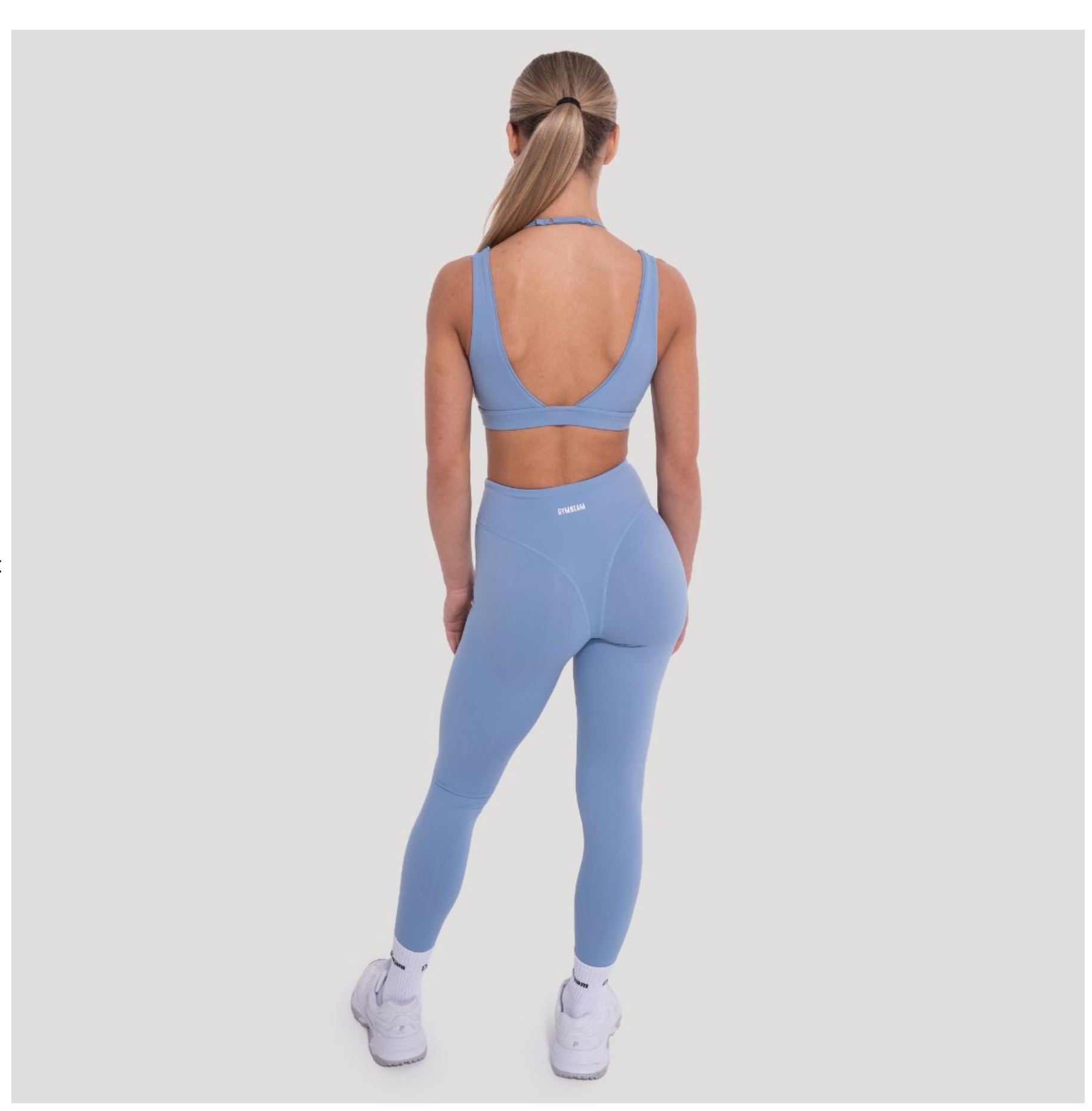 GymBeam Sport-BH FLOW Azurblau zweilagiges Design Fitness-BH mit Stützkraft & V-Ausschnitt Gr. M