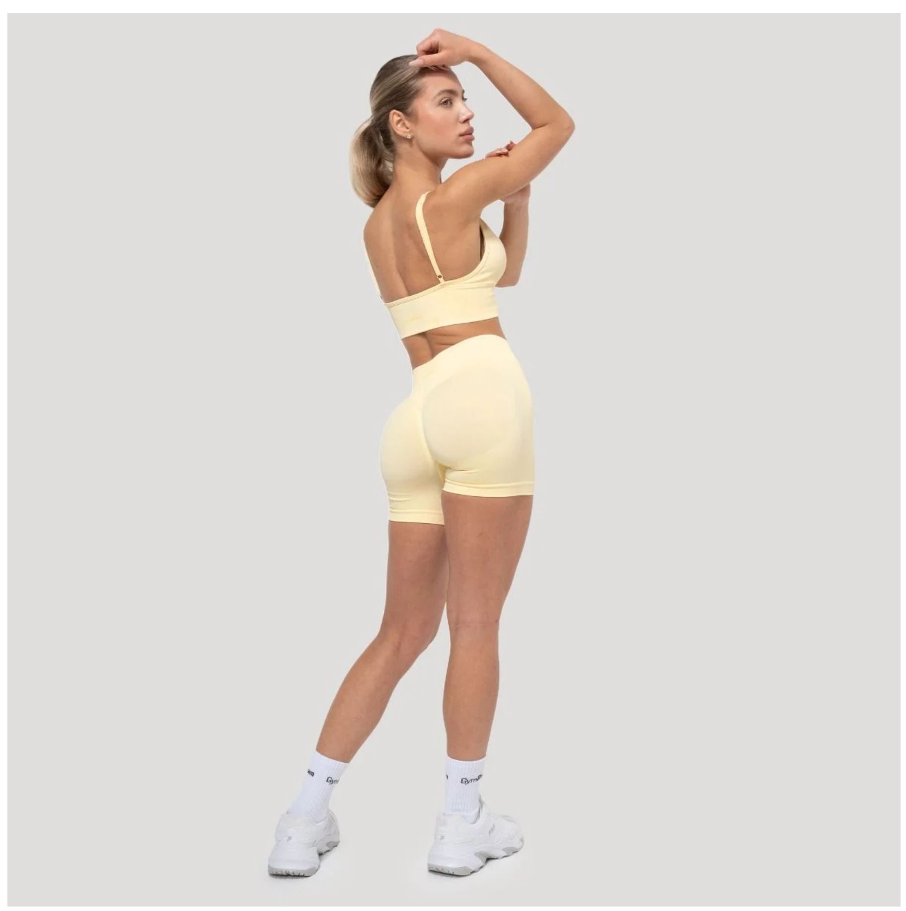 GymBeam LUMA Shorts Sportshorts für Frauen nahtloses Design Scrunchshorts Gelb Gr. S