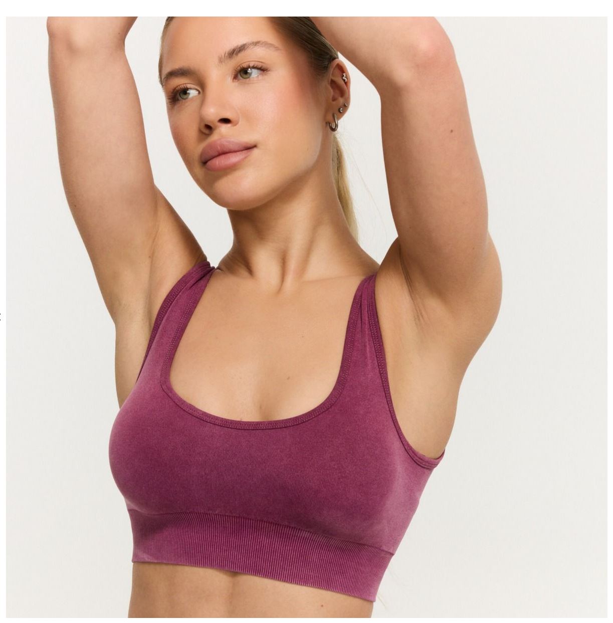 GymBeam LIFT Sport-BH in Plum nahtlos mittlerer Halt Fitness-BH mit Einlagen-Pads Gr. S