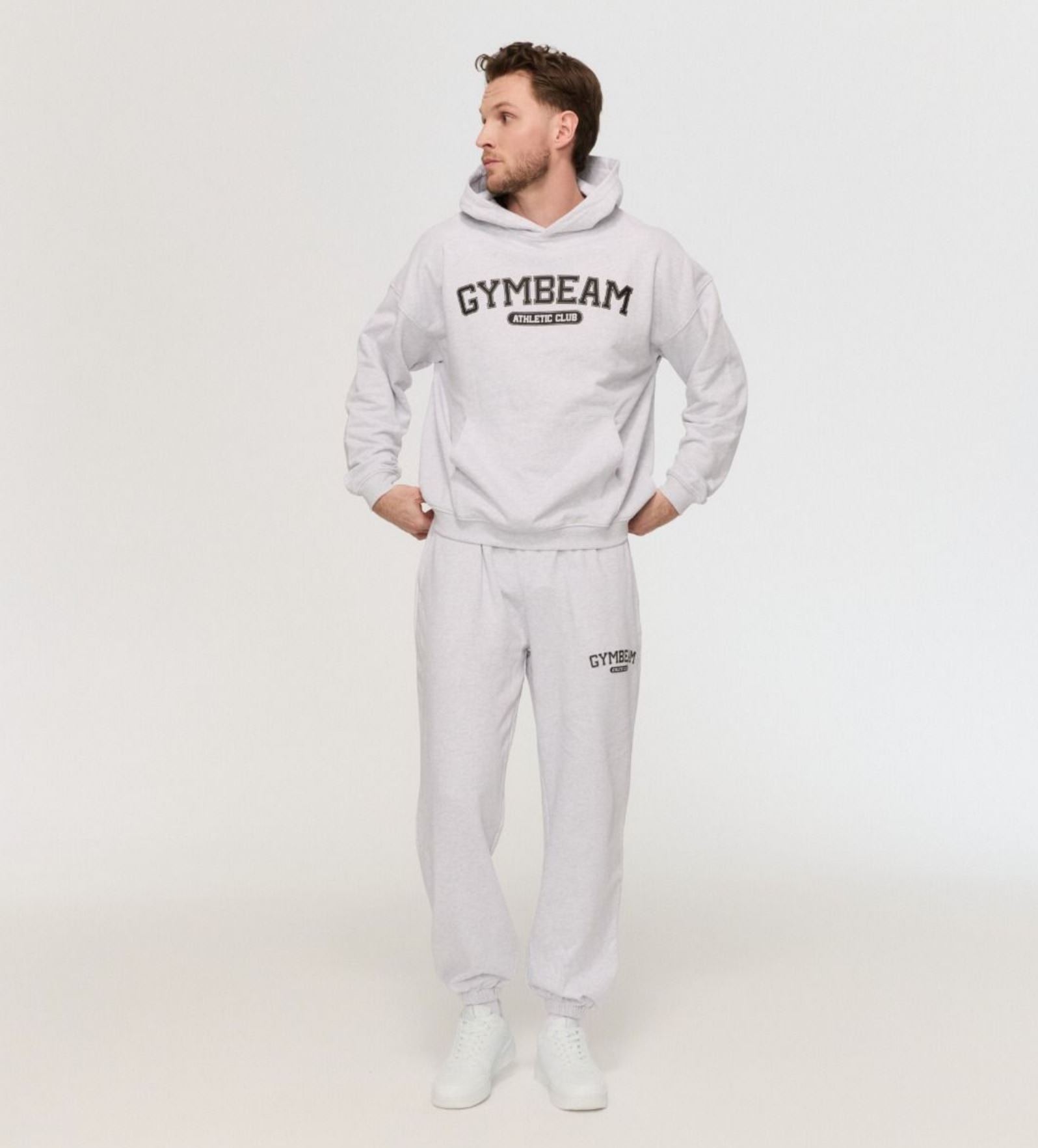 GymBeam VARSITY Sweatpants oversized fit Jogginghose aus 100% Baumwolle