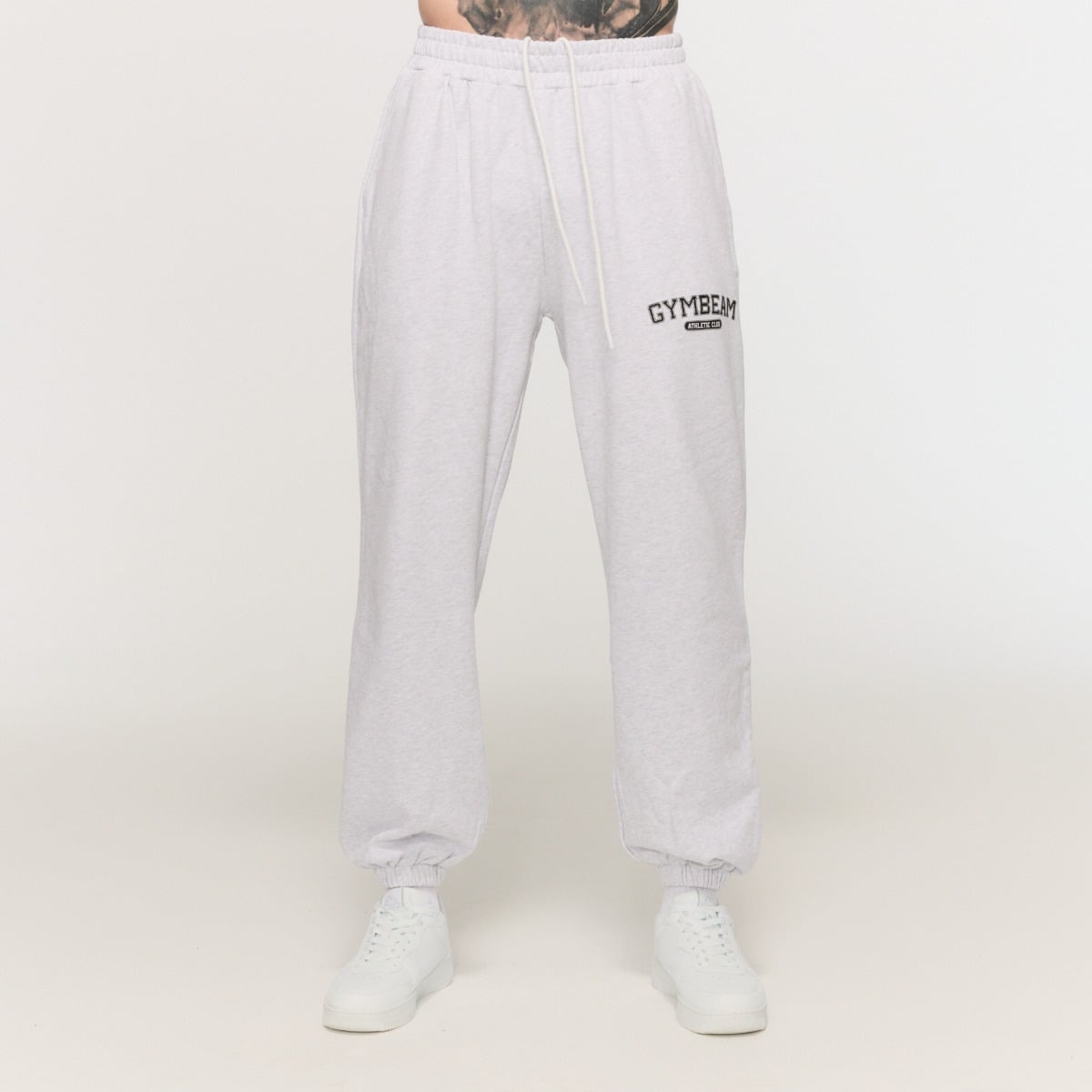 GymBeam VARSITY Sweatpants oversized fit Jogginghose aus 100% Baumwolle