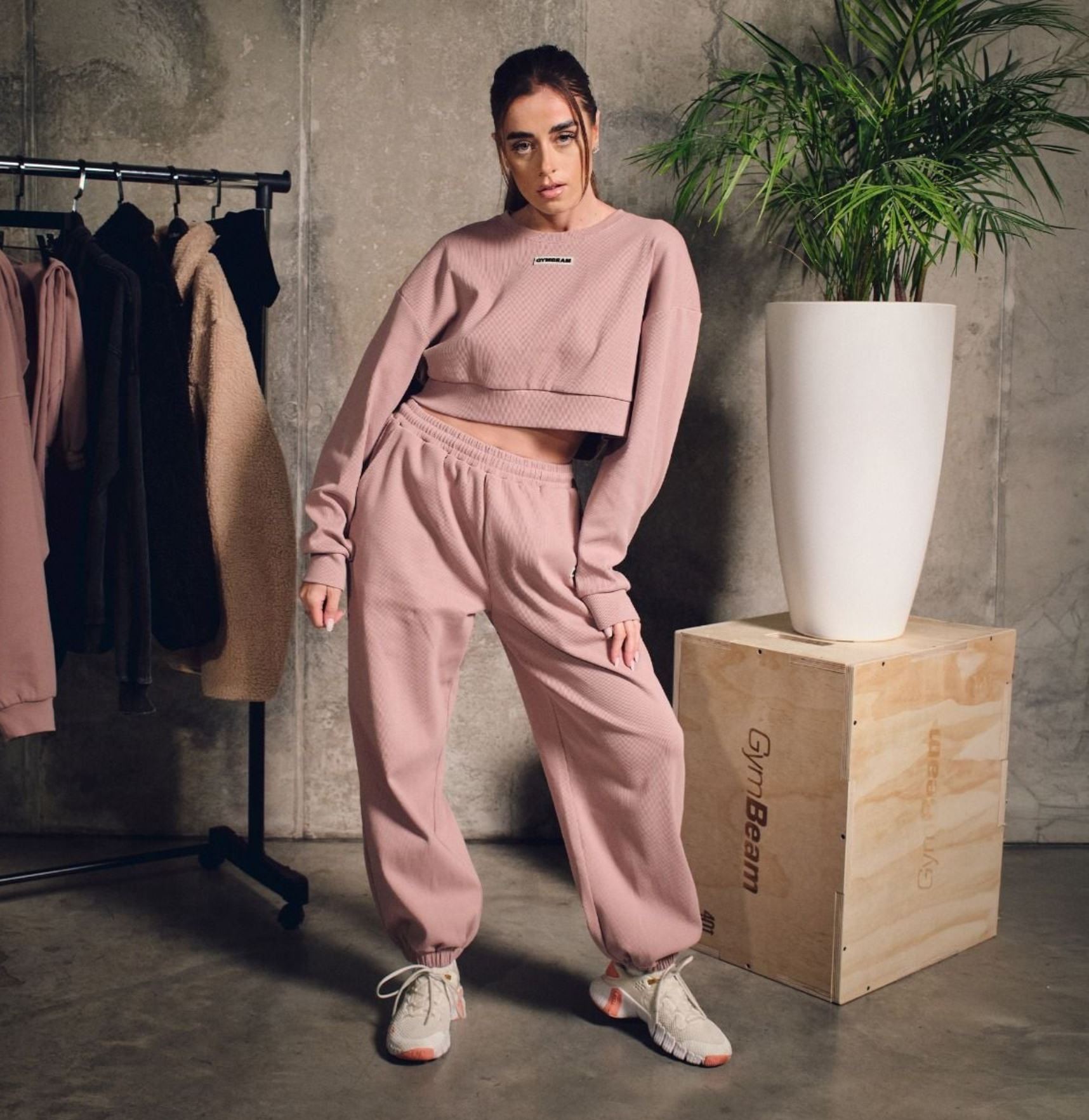 GymBeam Jogginghose AURA Trainingshose oder als Streetwear für Frauen