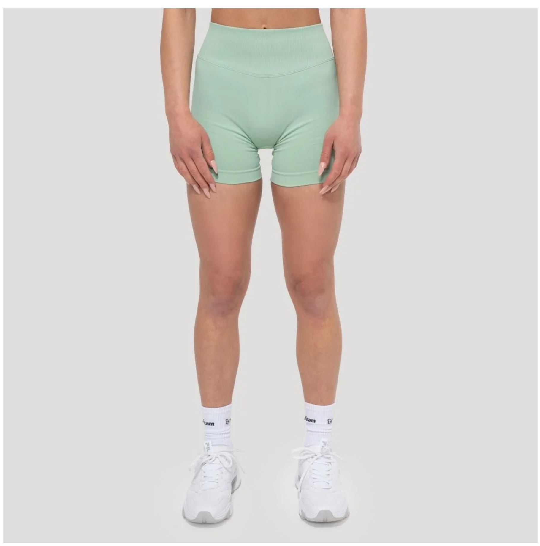 GymBeam LUMA Shorts Sportshorts für Frauen nahtloses Design Scrunchshorts Pistachio Gr. S