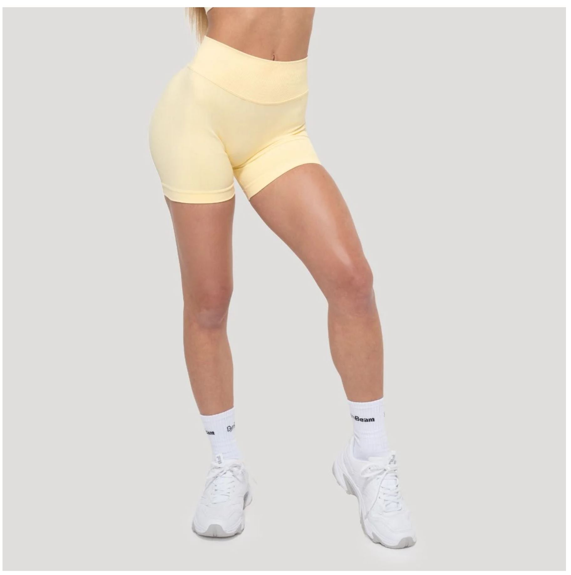 GymBeam LUMA Shorts Sportshorts für Frauen nahtloses Design Scrunchshorts Gelb Gr. S