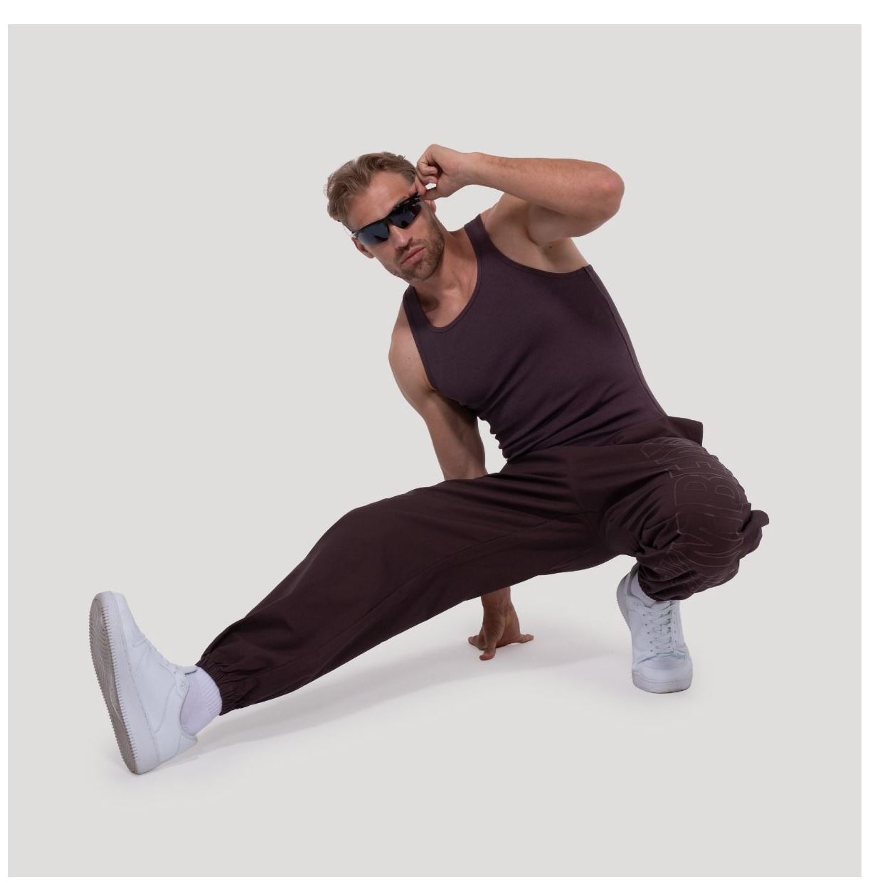 GymBeam Jogginghose braun Persistence mit Ripstop-Gewebe Bodybuilderhose Männer oversized-Schnitt 100% Baumwolle Gr. S
