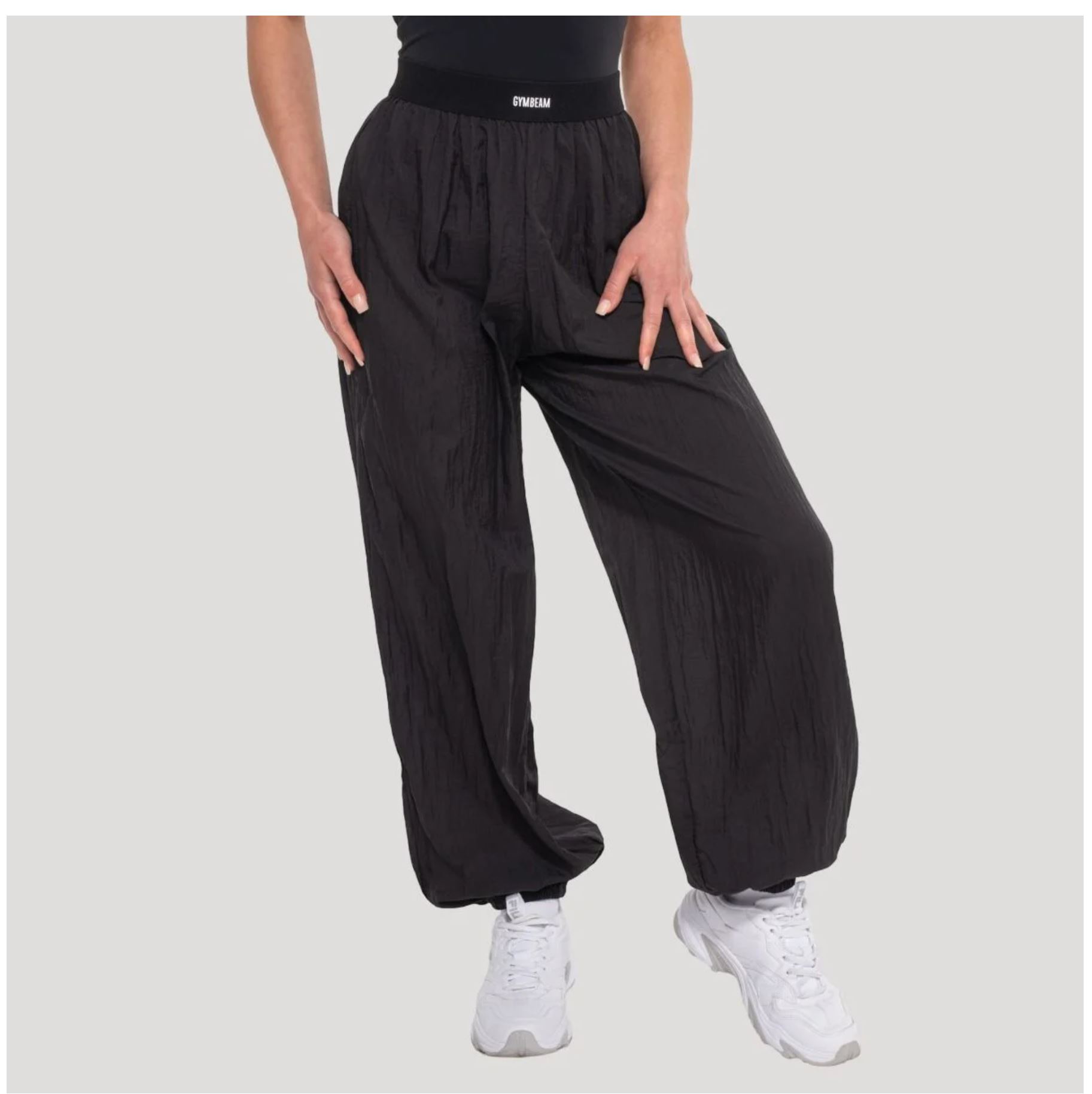 GymBeam FLOW Oversize Damenhose schwarz transparentes Design Sporthose luftig locker Gr. S