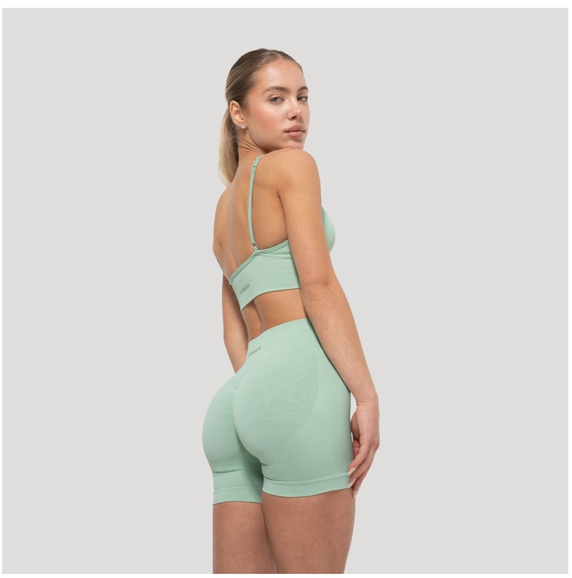 GymBeam LUMA Shorts Sportshorts für Frauen nahtloses Design Scrunchshorts Pistachio Gr. S